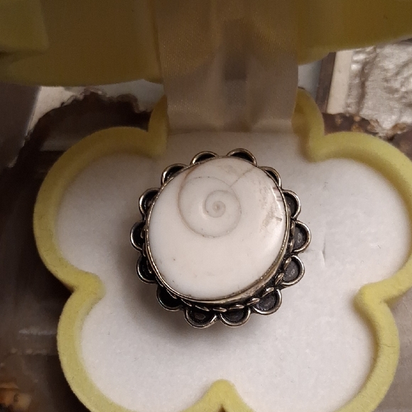 Vintage Jewelry - Vintage Elegant White Shell Ring